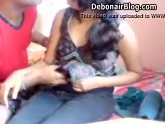 Desi gf ko akele ghar mai thoka